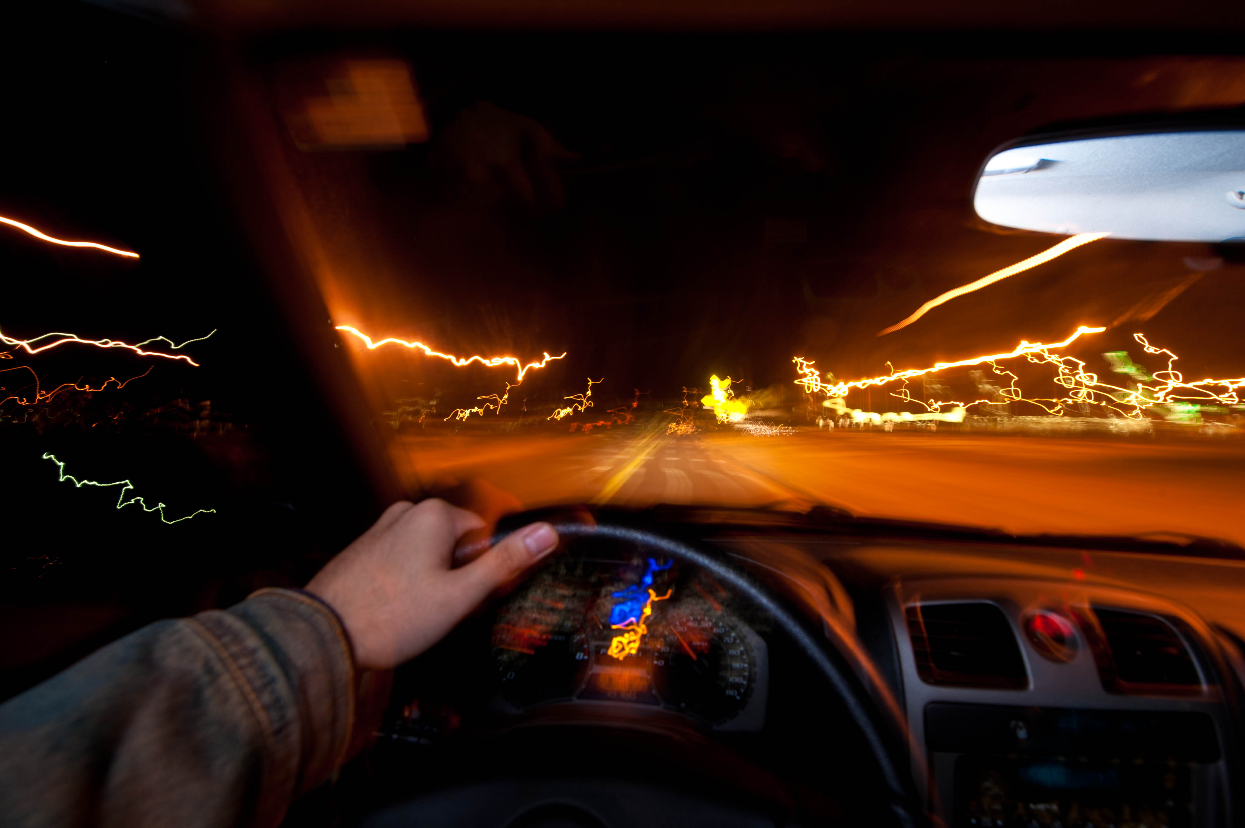 Видео скорость автомобиля. Машина на скорости. Машина ночью. За рулем машины ночью. Ночь дорога авто.